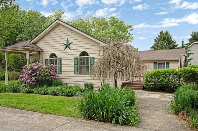 Photo - 605 Hidden Ln