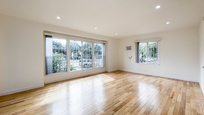 Building Photo - 5701 S San Vicente Blvd Unit 1