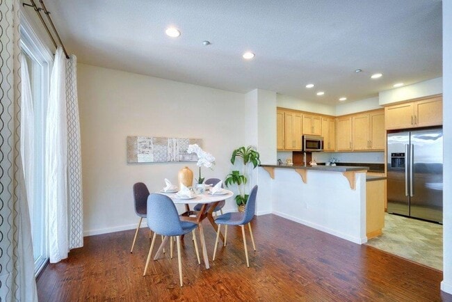 Photo - SAN JOSE - Well Maintained Tri-Level 2/2.5 Townhouse