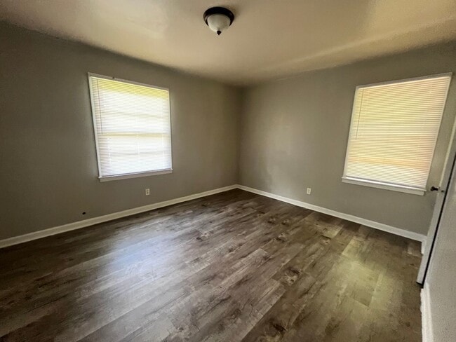 Photo - 739 E Jane St