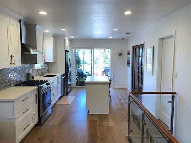 Building Photo - 1036 Lincoln Ave