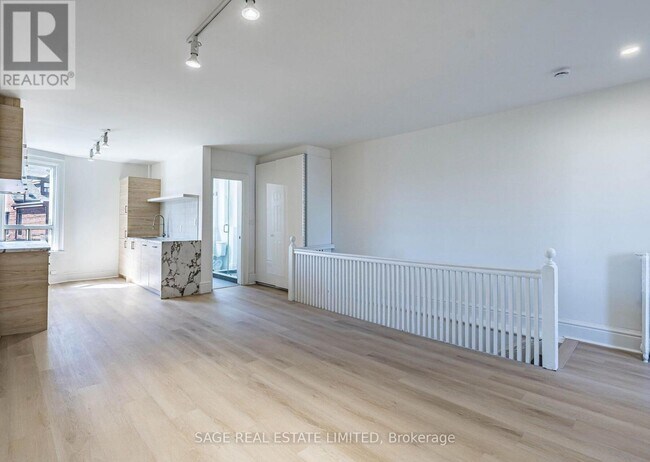 Photo - 1153 Dundas St W