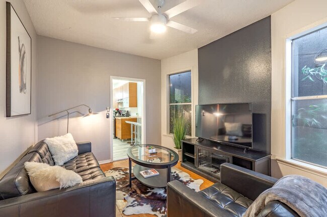 Building Photo - 2321 SE 11th Ave Unit ID1309824P Rental