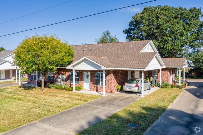 Unit Exterior - Legends of Lindale Rental