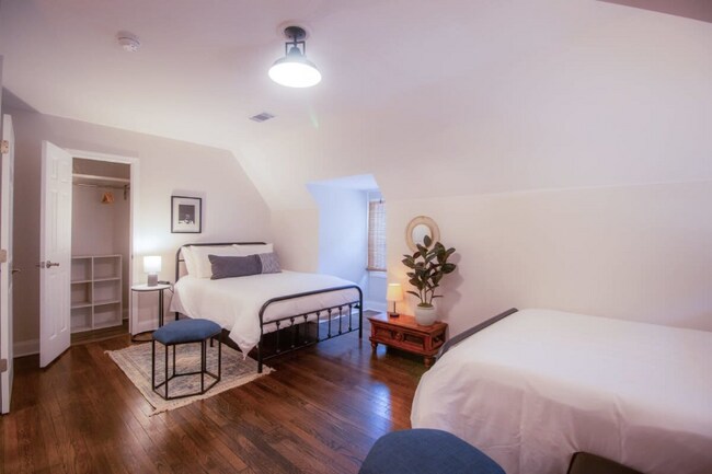 Photo - 909 S McLean Blvd