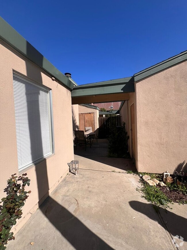 Building Photo - Available Now! 3 Bedroom 2 Bath Duplex. Rental