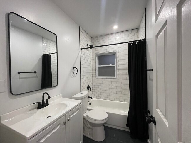 Photo - 3257 Blaine St