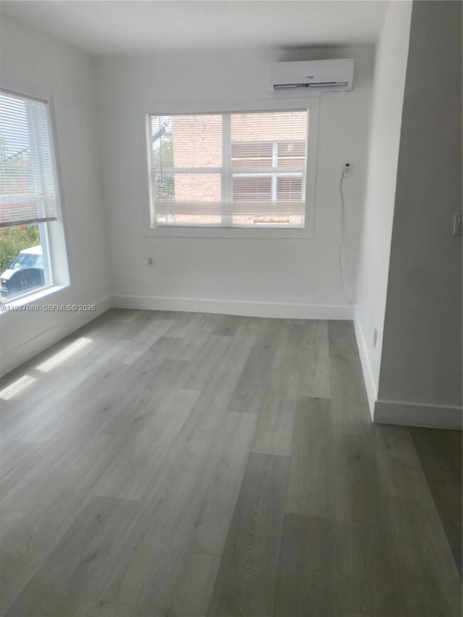 Building Photo - 1552 SW 2nd St Unit 12