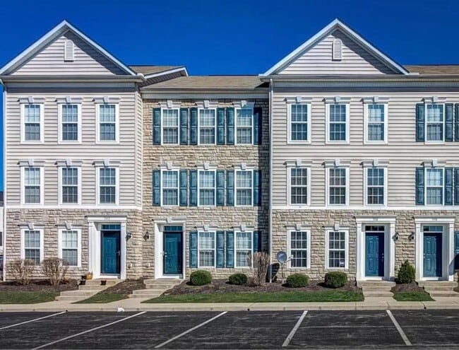 Building Photo - 3 Bed Updated Condo