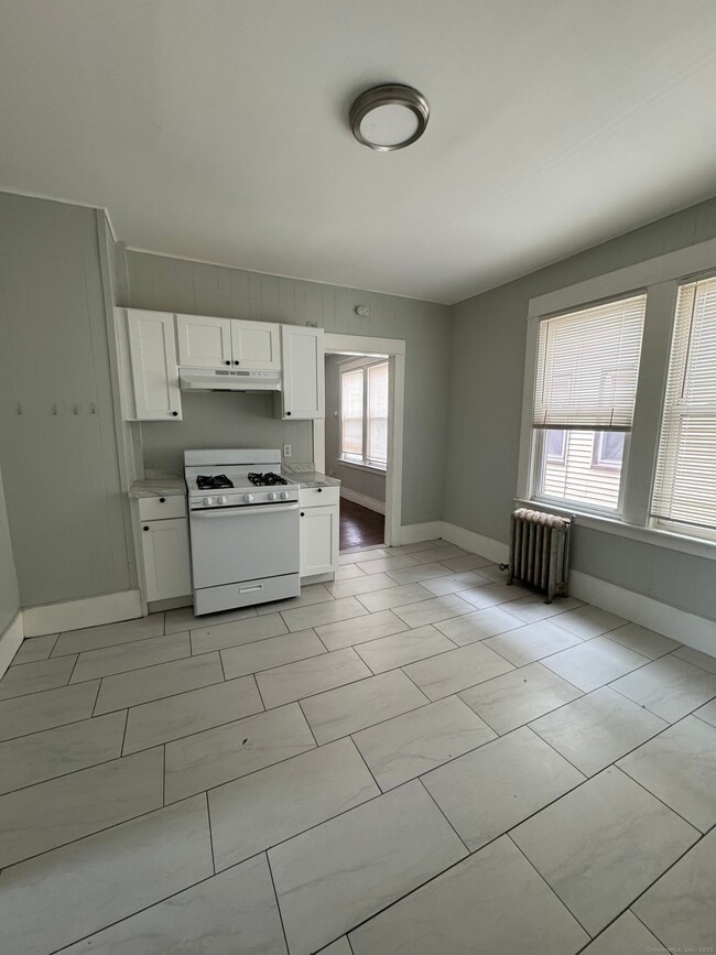 Building Photo - 918 Winchester Ave Unit 2 Rental
