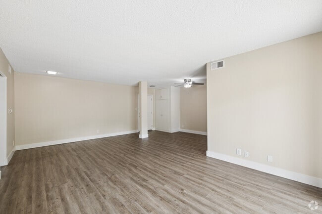 1BR, 1BA - 825SF - Living Room