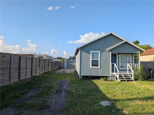 Building Photo - 637 Jester St