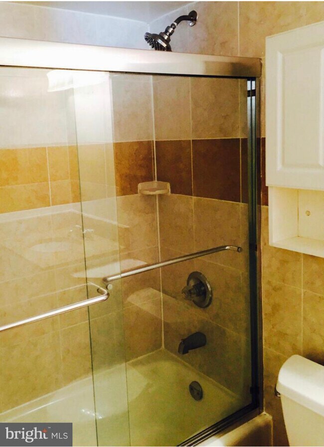 Puerta de ducha de cristal con bañera - 2939 Van Ness St NW Unidad 1229