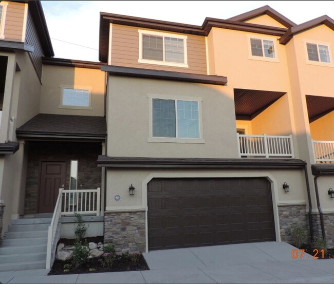 Building Photo - 3 bedroom townhouse