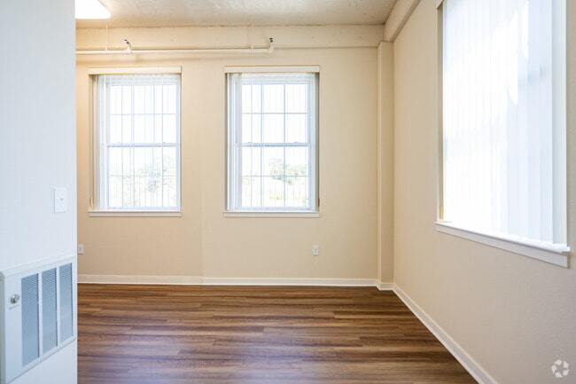 1BR, 1 BA - 723SF - Dining Room