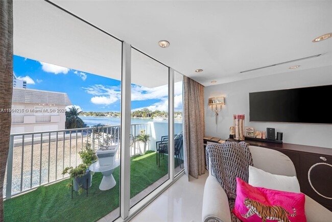 Photo - 5838 Collins Ave Unidad 2F