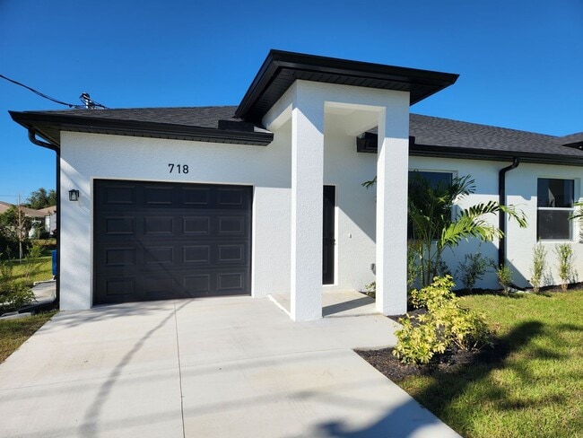 Building Photo - 716-718 Gilbert Ave S Unit 718 Gilbert Ave S