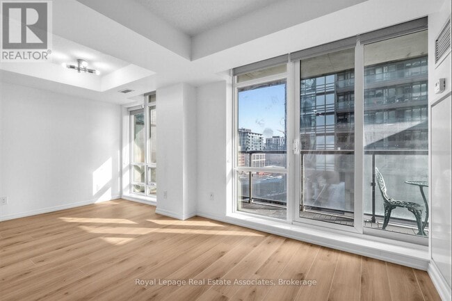 Photo - 20 Joe Shuster Way Unité 504