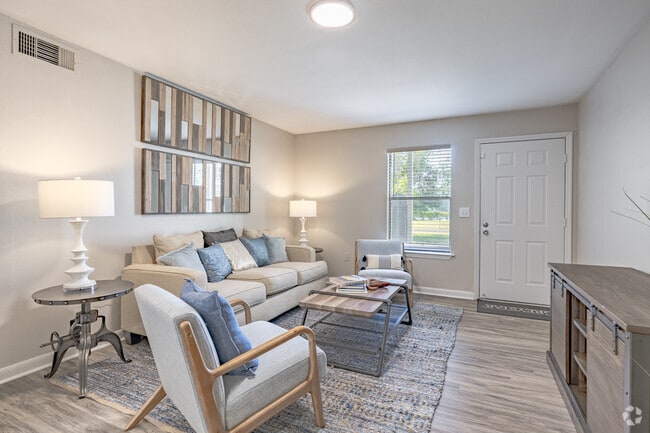 1BR, 1BA - 675SF - Living Room