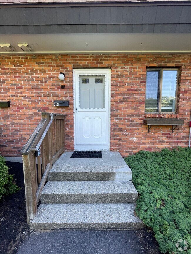 Building Photo - 11 King Arthur Dr Unit 4F Rental