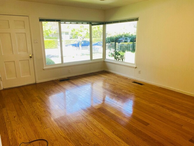 Living room w/ big windows - 3765 Mosswood Dr Unit 3765 Mosswood Dr.