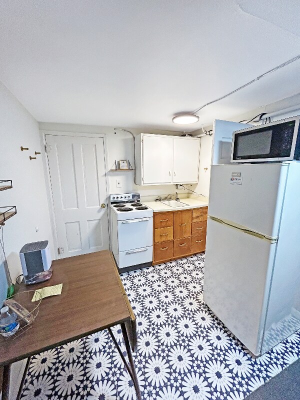 Building Photo - 208 2nd St S