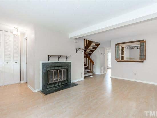 Sala de estar con chimenea - 4105 Iver Johnson Dr