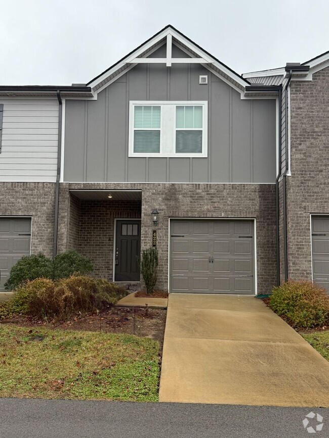 Building Photo - Three Bedroom Townhome Close to Columbia S...