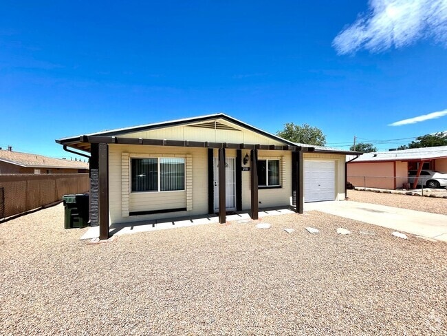 Building Photo - Furnished- Cute 2 Bedroom Home with Garage...