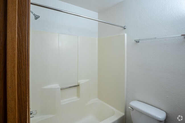 2BR, 1BA - 740SF - Bathroom