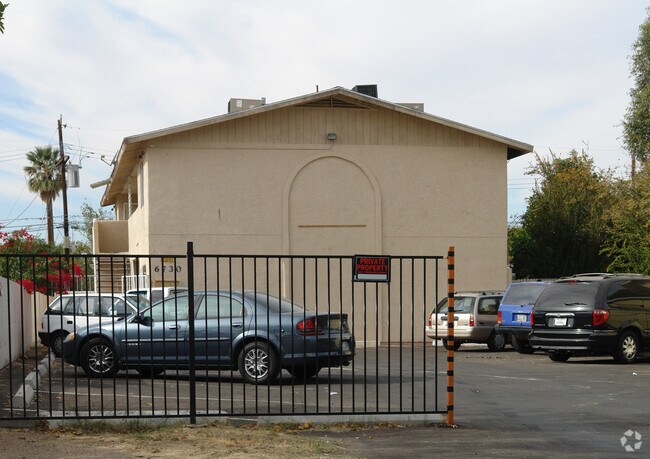 Desert Eagle Apartments - Desert Eagle Apartments