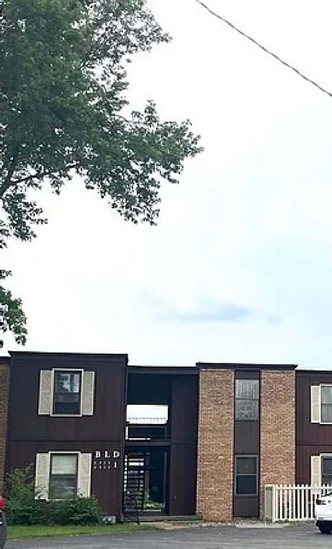 Building Photo - Beautiful West Side Located $950.00 2 Bedroom 1 Bathroom