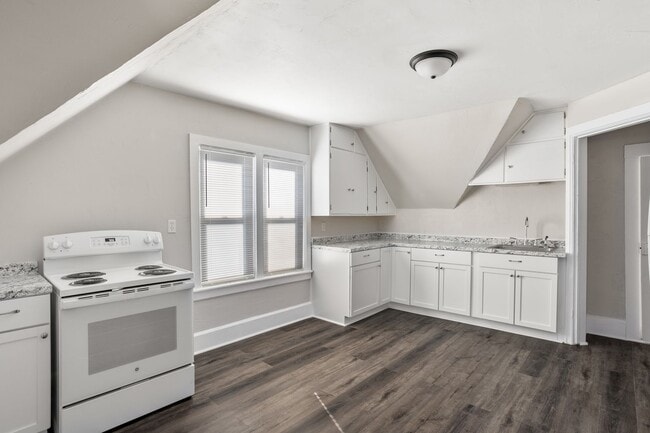 Building Photo - 1316 S 13th St Unit Upper