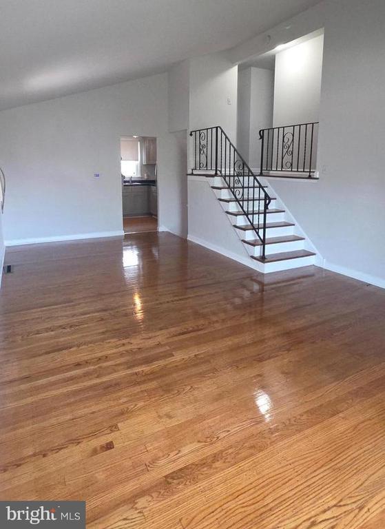 Photo - 5454 Burwood Ave