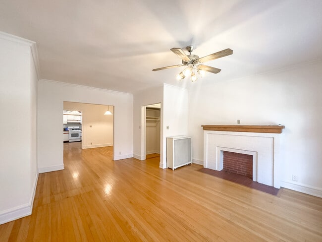 Building Photo - 6312 N Glenwood Ave Unit J06P