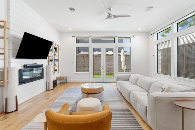 Photo - 929 Nadine St