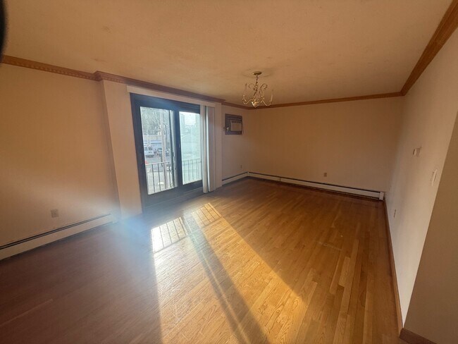 Building Photo - 1030 Bennington St Unit 5 Rental