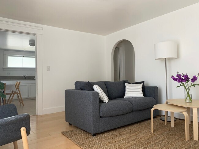 Furnished as in picture - 2625 3rd St Unit 1/2