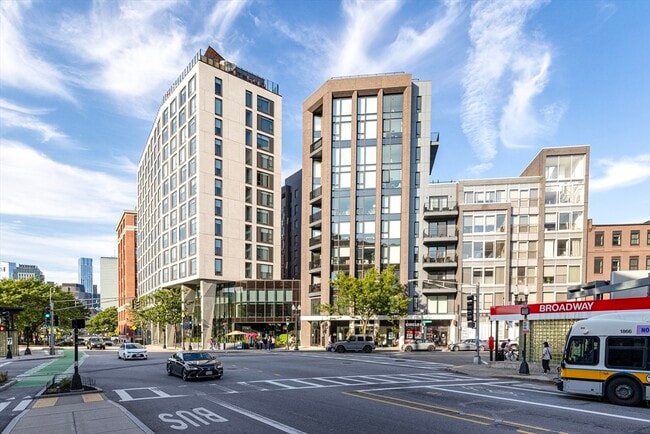 Building Photo - 14 W Broadway Unit 307