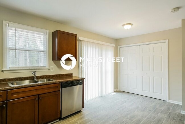 Photo - 3 Bedroom Pet-Friendly Home in KNIGHTDALE, NC with Main Street Renewal