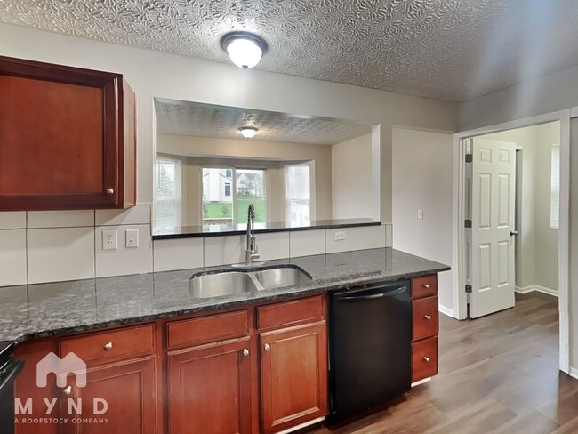 Photo - 585 Allis Pl W
