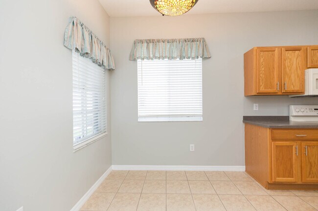 Breakfast nook in kitchen - 18135 Nassau Point Dr