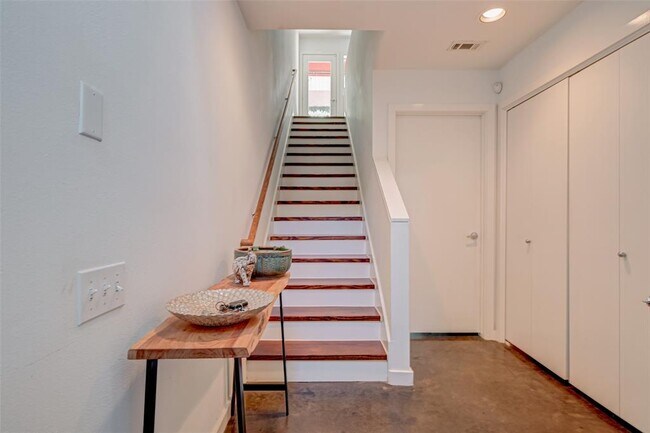 Photo - 2940 Commerce St Condo