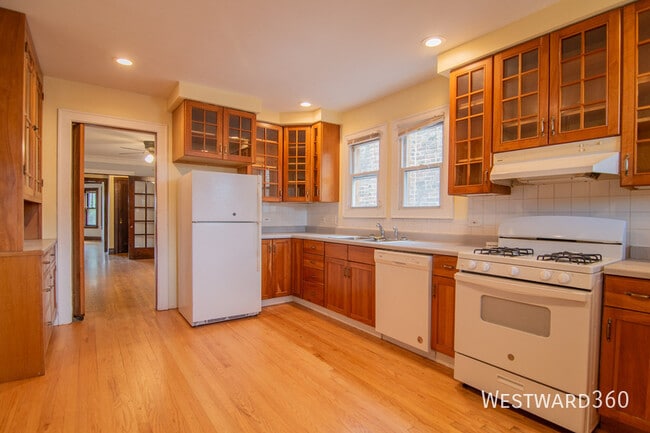 Building Photo - 5944 N Artesian Ave Unit 2