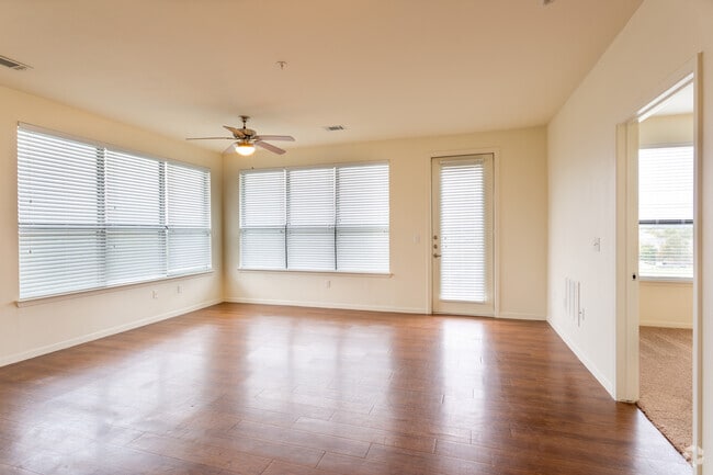 2BR, 2BA - 1079SF