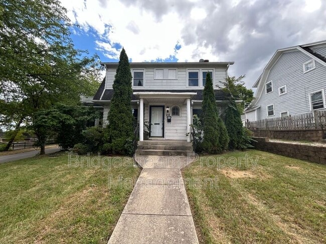 Building Photo - 216 W Hillcrest Ave Rental
