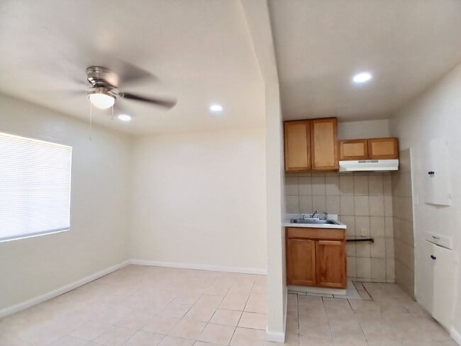 Photo - 206-212 B St Unidad 210