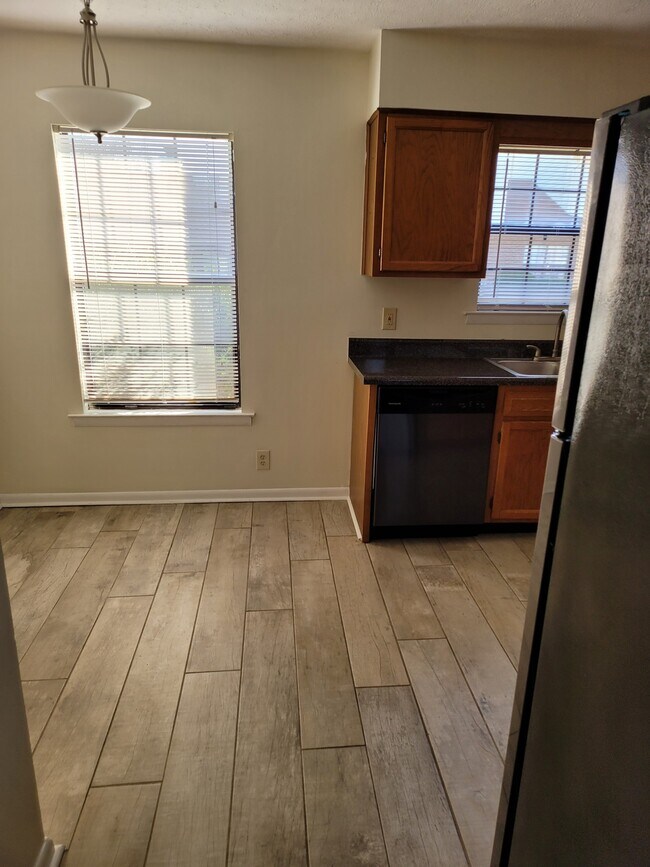 Photo - 255 Mayflower Ln N