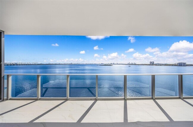 Photo - 700 NE 24th St Unidad 502