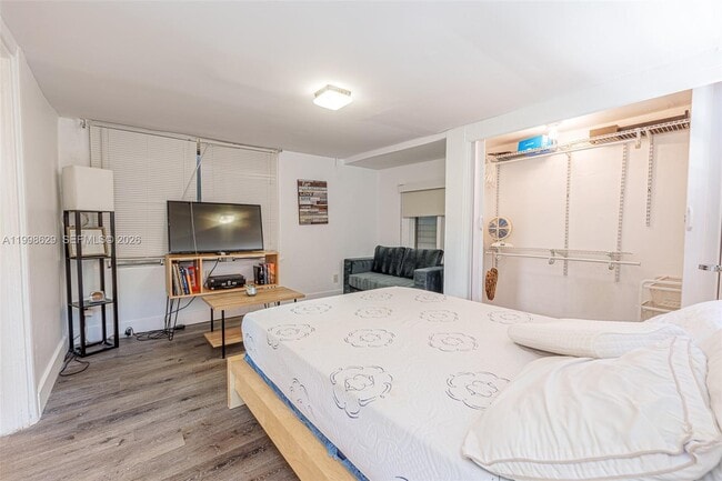 Building Photo - 528 SW 21st Ave Unit B